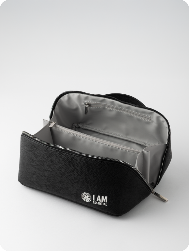 imagem mostrando em detalhes as partes internas da necessaire preta da essential nutrition, com bolsos internos e divisória central