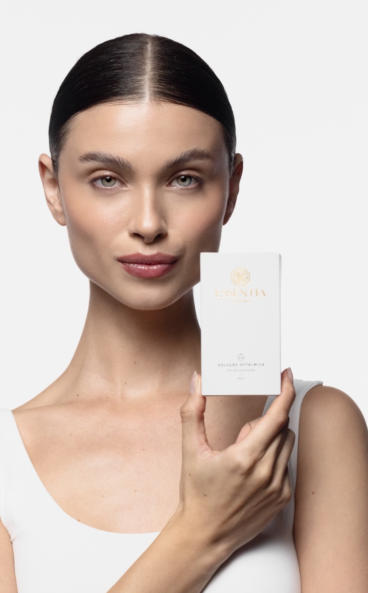 Mulher usando colírio oftálmico Essentia