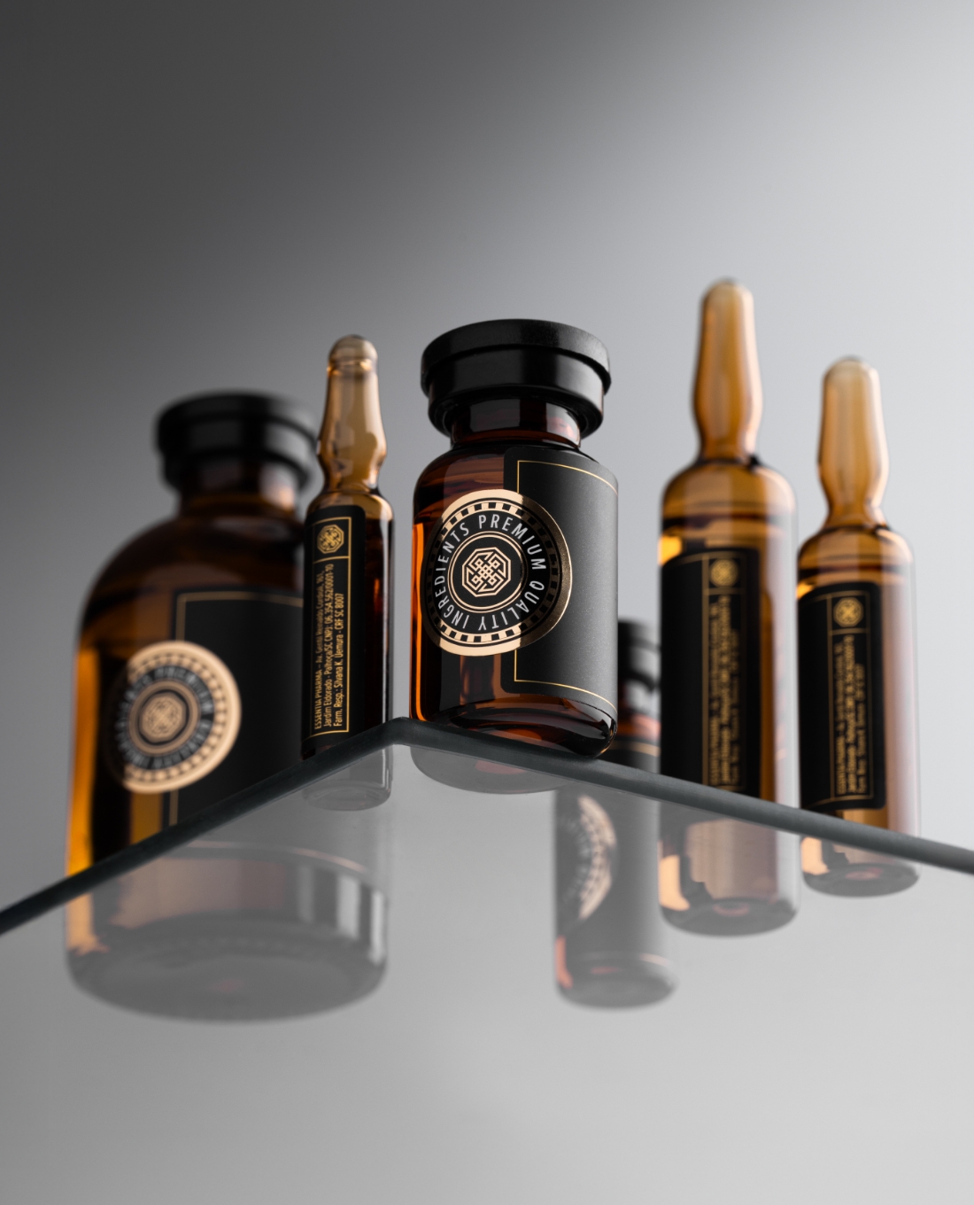 Frascos e ampolas de medicamentos manipulados produzidos pela Essentia Pharma