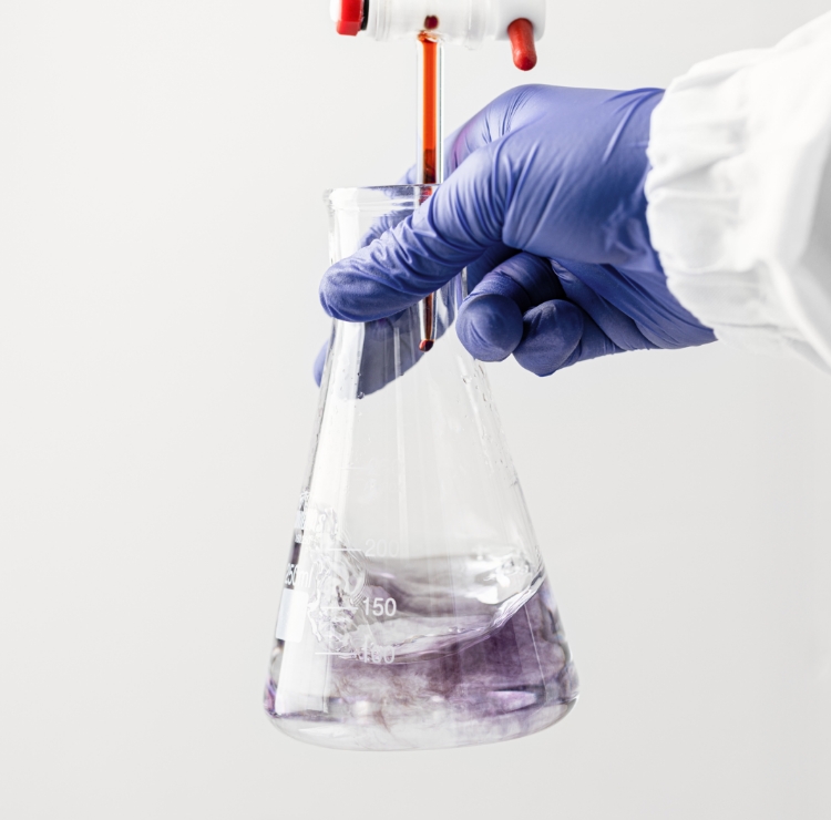 Análise laboratorial com titulação de solução química em erlenmeyer para controle de qualidade