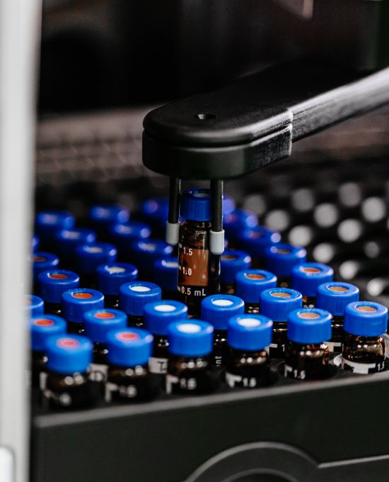 Equipamento automatizado realizando análises em frascos de amostras durante controle laboratorial