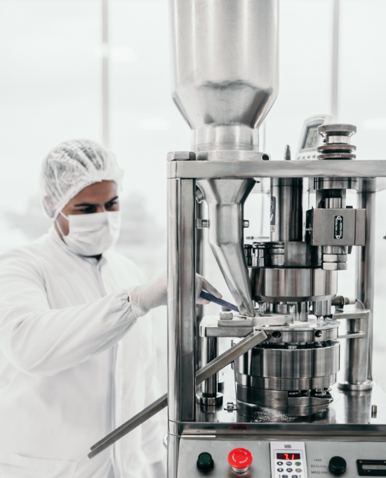 Técnico utilizando micropipeta para transferir amostra para frasco de vidro âmbar em laboratório farmacêutico