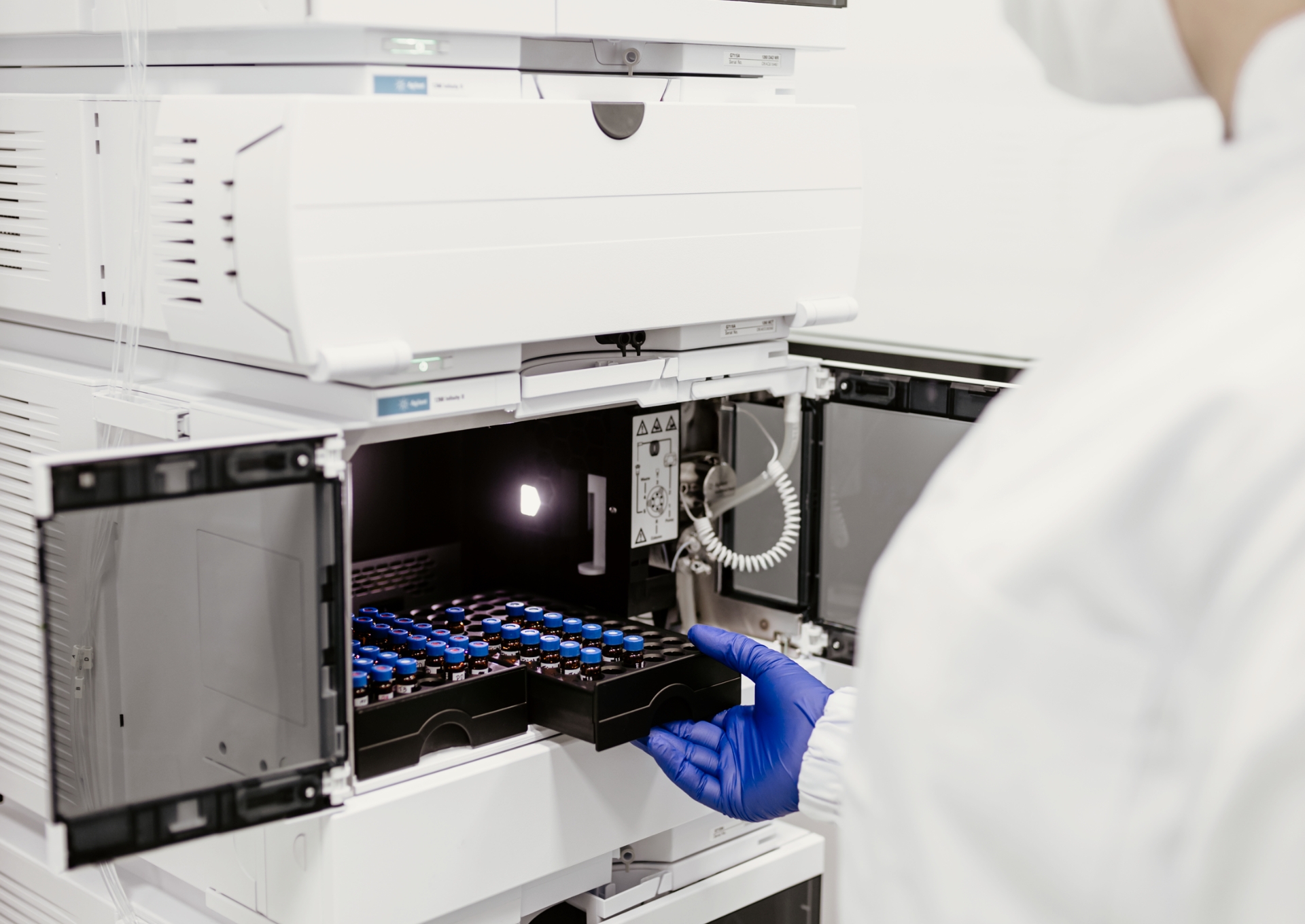 Análise laboratorial com titulação de solução química em erlenmeyer para controle de qualidade
